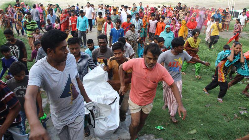 রাজশাহীর পদ্মা নদী থেকে উদ্ধার করা লাশ নিয়ে আসা হচ্ছে।